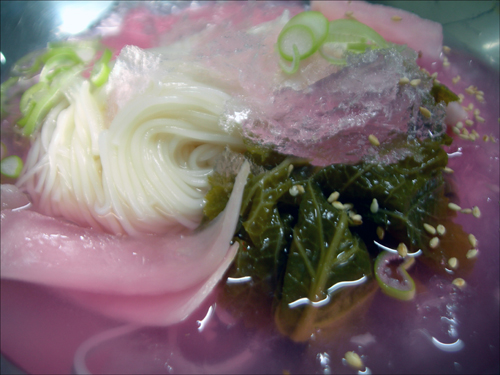 부드러운 면발과 아삭 씹히는 무가 조화로운 맛이다 